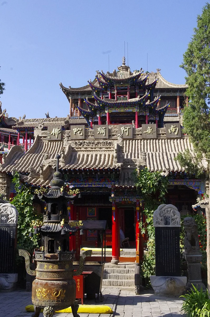Layered roofs, ornate columns and a courtyard at Zhongwei Gaomiao, September 2015.