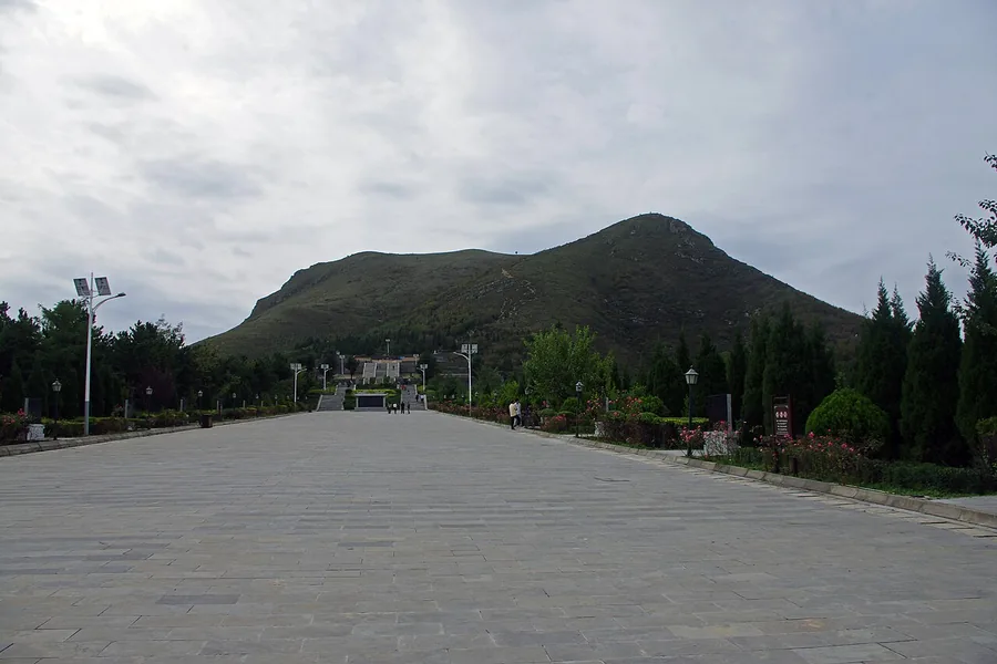 The mountain and visitor approach at Tang emperor Taizong’s Zhaoling, Shaanxi. Photographed on 4 October 2014.