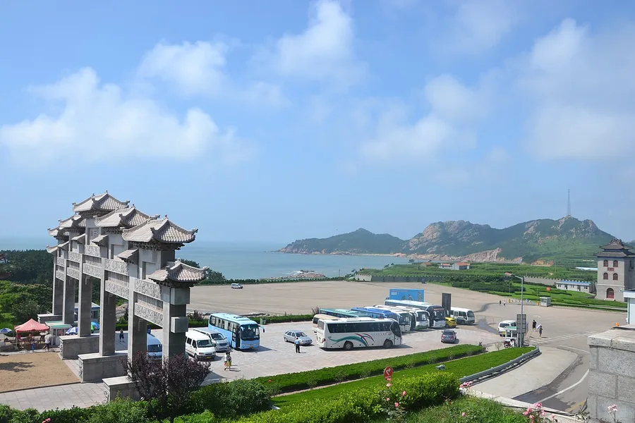The entrance and coach-parking area at Chengshantou, with the coast beyond. Photographed on 4 August 2011.