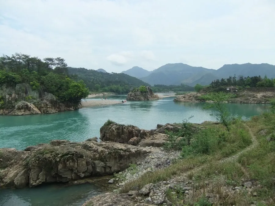 A riverbank landscape along the Nanxi River in Yongjia, Zhejiang. Photographed on 19 April 2010.