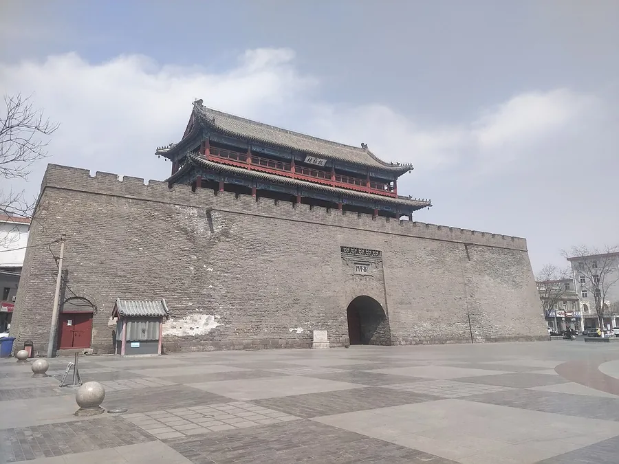 Changping Gate and its Gongji Tower at the south entrance of Xuanhua’s old city. Photographed on 14 April 2020.