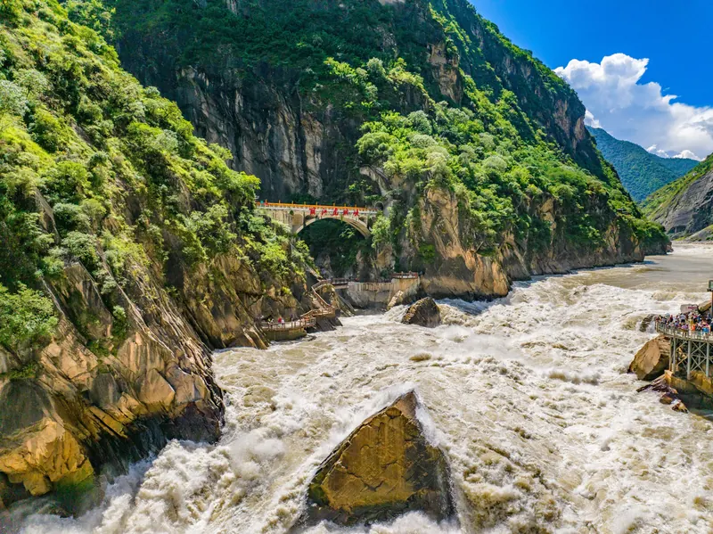 TIGER LEAPINGGORGE SCENIC AREA · 丽江虎跳峡
