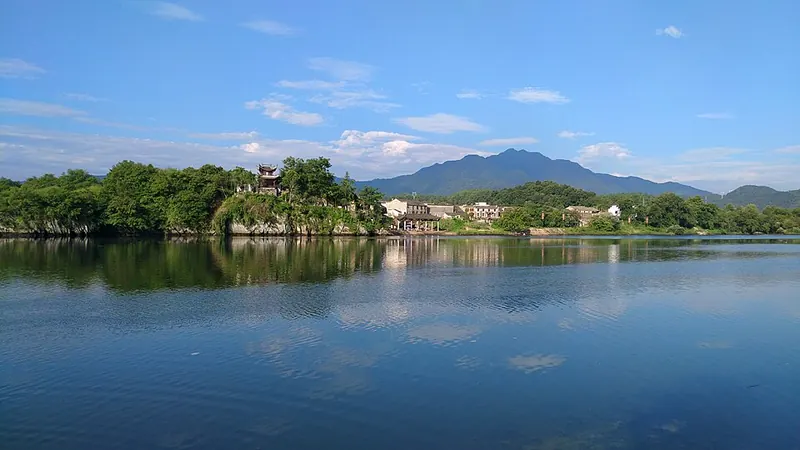 Taohuatan waters and surrounding hills · 桃花潭