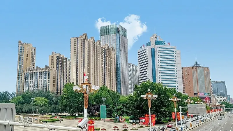 A central street and skyline in Tangshan (唐山市区).