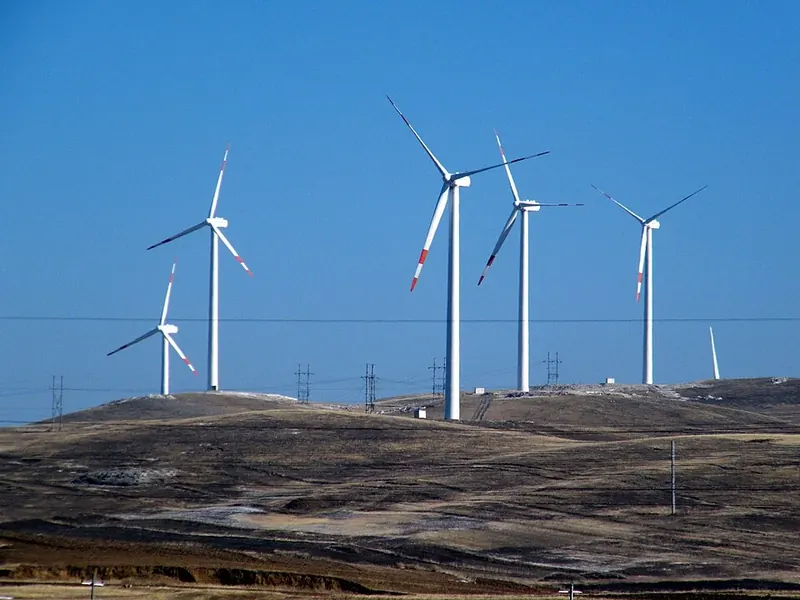 A wind farm among open hills in Ulanqab (乌兰察布), photographed in January 2012.