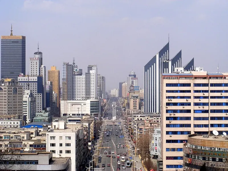 Anshan (鞍山) viewed north along Shengli Road from Lieshishan Park (烈士山公园).