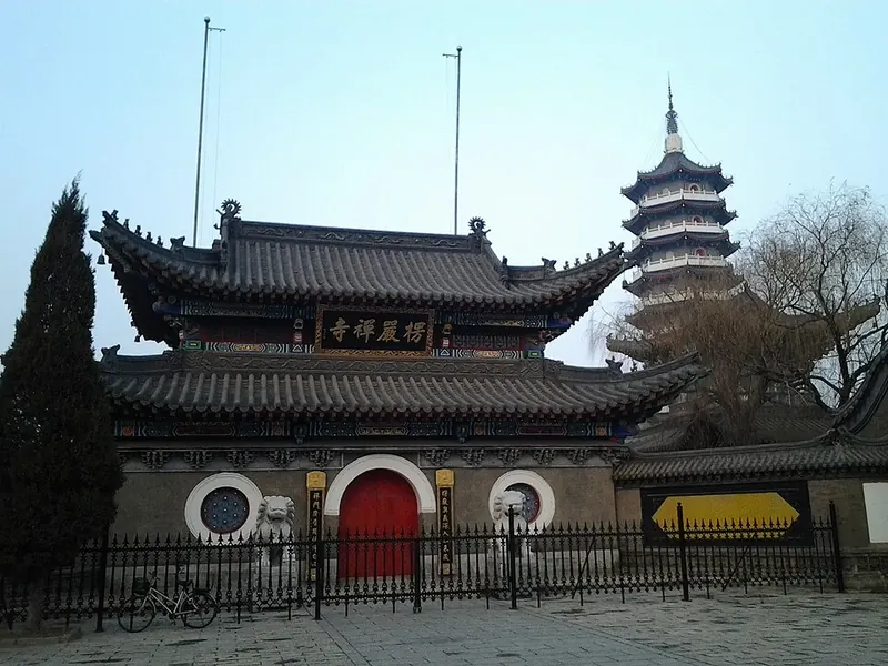 The entrance and pagoda of Lengyan Temple in Yingkou (营口楞严寺), photographed in February 2017.