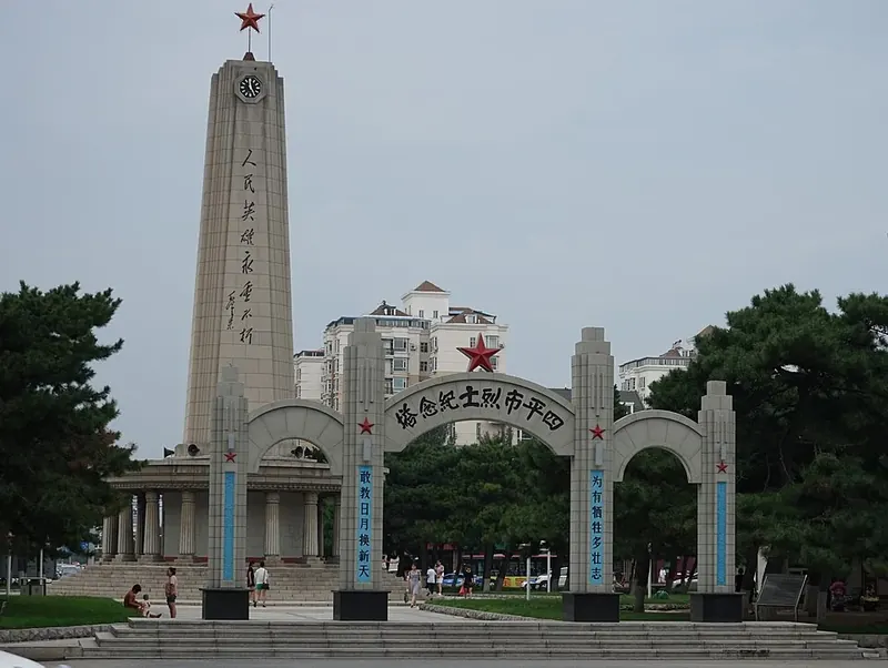 The martyrs' memorial tower in Siping (四平烈士纪念塔), photographed in August 2017.