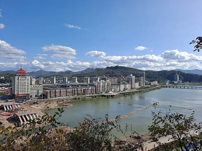 A river and city view from Yuhuang Mountain in Tonghua (通化玉皇山), photographed in October 2023.