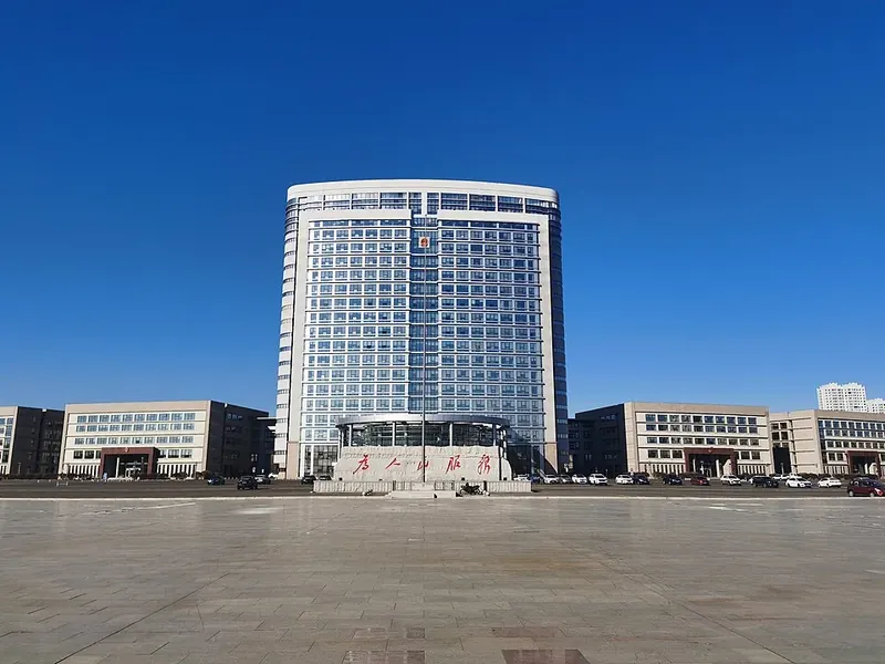 Qiqihar's municipal government building (齐齐哈尔市政府), viewed from its forecourt in March 2023.
