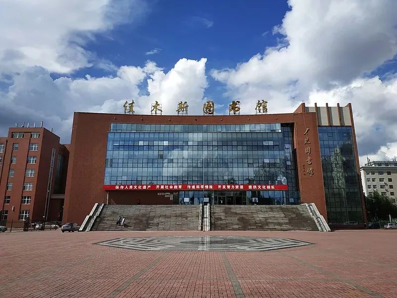 The city library building in Jiamusi (佳木斯市图书馆), photographed in July 2019.