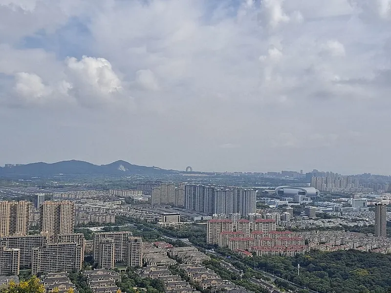 Huzhou's urban area viewed from Renhuang Mountain (湖州仁皇山), photographed in September 2022.