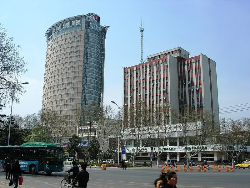 A street view on Dongshan Middle Road in Huainan (淮南洞山中路), beside the Xinjingjiang hotel, photographed in April 2010.