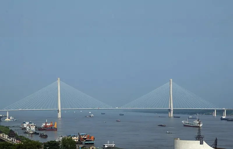 Anqing Bridge over the Yangtze River (安庆长江大桥), with river traffic beneath.