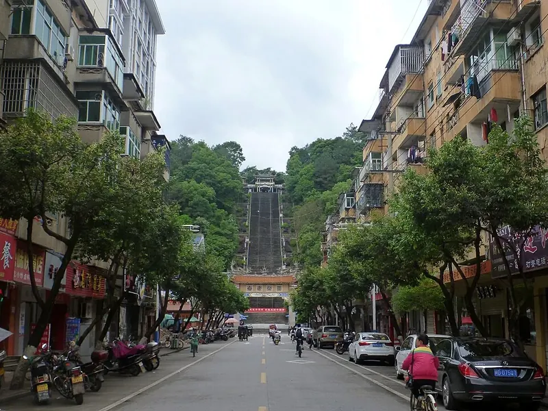 A street leading toward Baiyan Park in Sanming (三明白岩公园), photographed in May 2015.