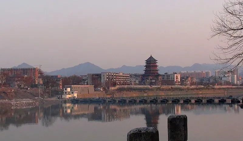 Buildings beside the Chang River (昌江) in Zhushan District, Jingdezhen (景德镇珠山区), photographed in February 2012.