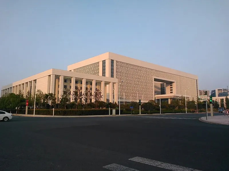 Ji'an City Hall (吉安市政府), seen from the surrounding street.