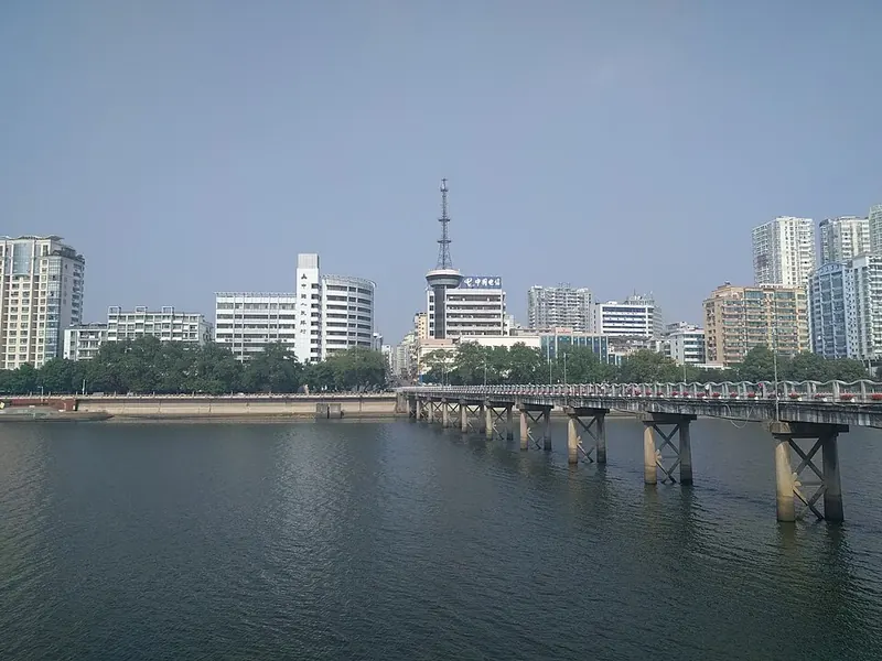 A riverside view in Xinzhou District, Shangrao (上饶信州区), photographed in October 2017.