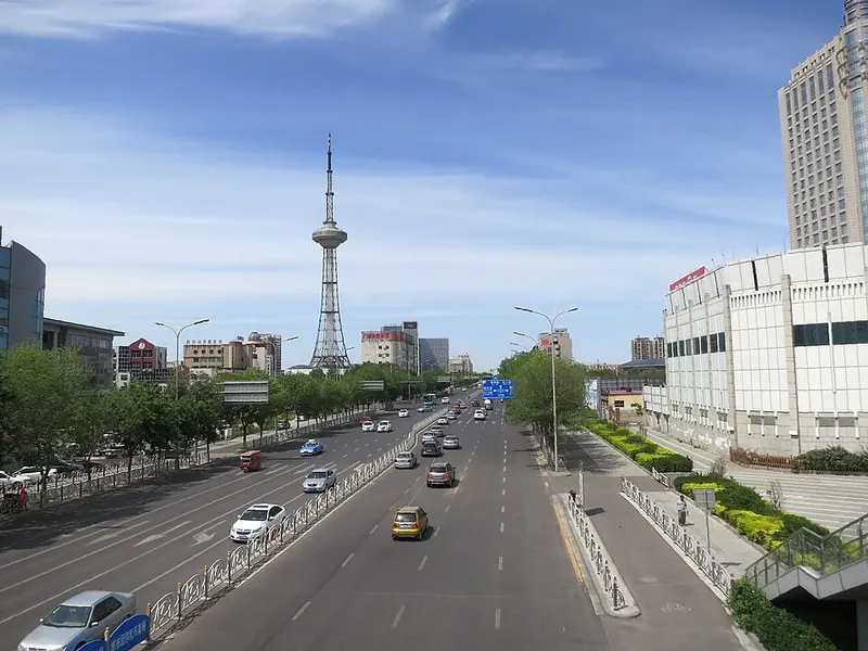 A street view beside Shengli Television Tower in Dongying (东营胜利电视塔), photographed in May 2016.