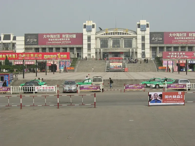 The railway station and forecourt in Sanmenxia (三门峡站), photographed in September 2012.