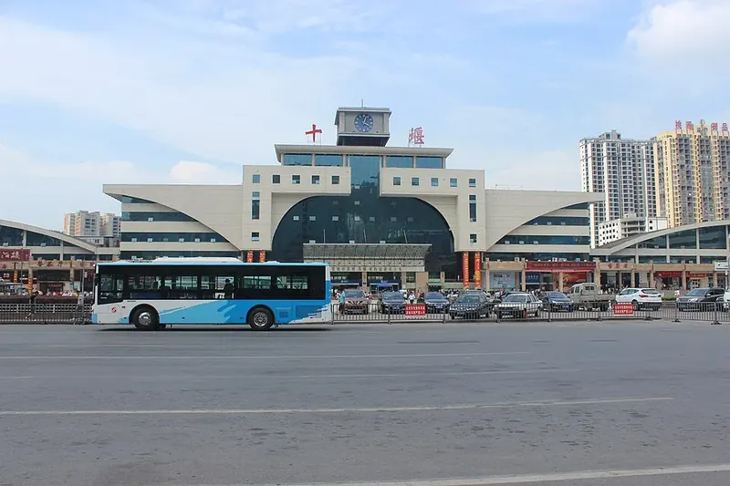 The railway station building and forecourt in Shiyan (十堰站), photographed in July 2014.