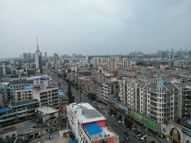 The east side of the Qingnian Road and Lieshan Avenue intersection in Suizhou (随州青年路、烈山大道), photographed in August 2015.