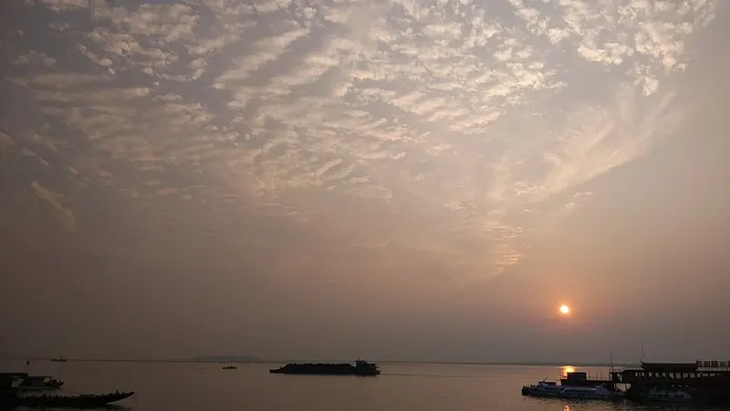 Sunset over Dongting Lake (洞庭湖), viewed from Baling Square in Yueyang (岳阳巴陵广场).