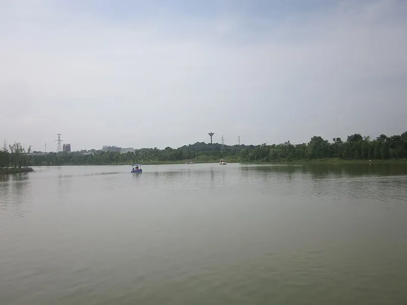 The lake at Yunmeng Fangzhou Water Park in Ziyang District, Yiyang (益阳资阳区云梦方舟).