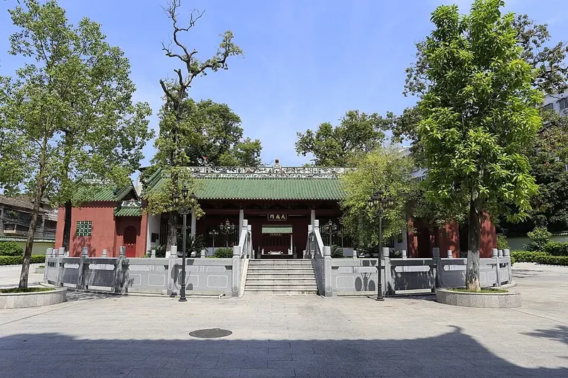 The courtyard and buildings of Meizhou Xuegong (梅州学宫), photographed in October 2013.