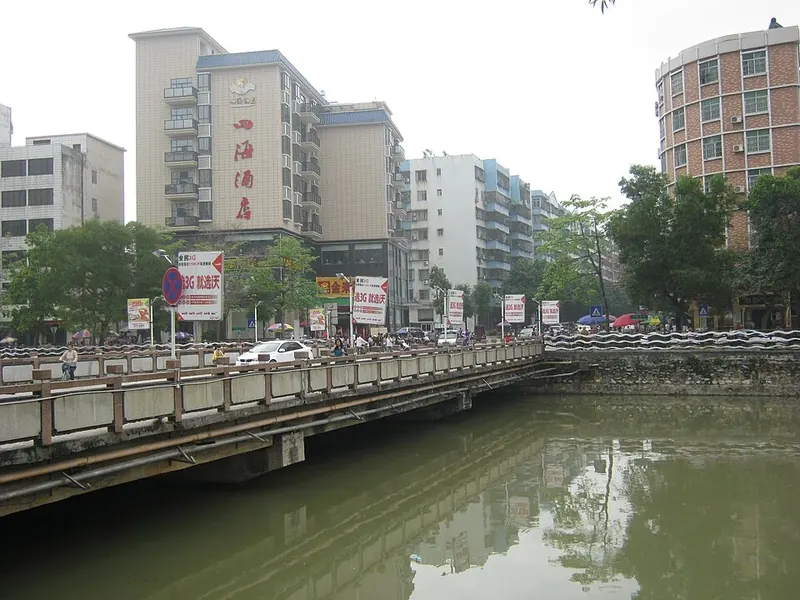 A bridge over the Nanshan River in Yunfu (云浮南山河), photographed in April 2013.