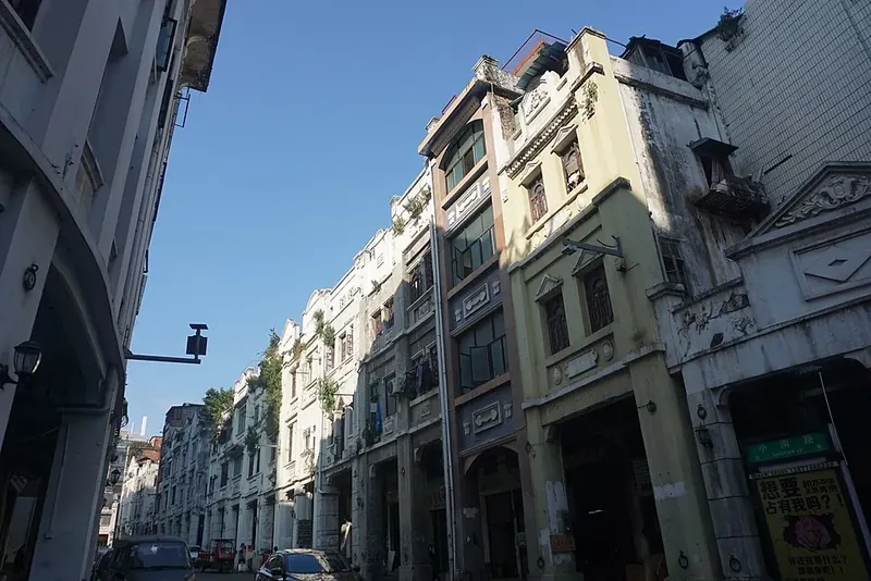 An arcade-lined street in Wuzhou's historic Qilou district (梧州骑楼城), photographed in November 2018.
