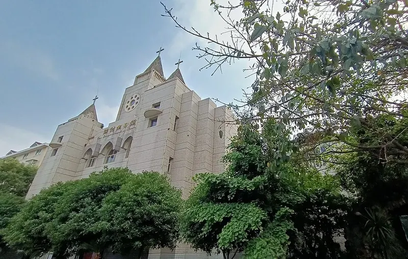 The Church of Our Lady of Lourdes in Mianyang (绵阳), viewed through its surrounding greenery.
