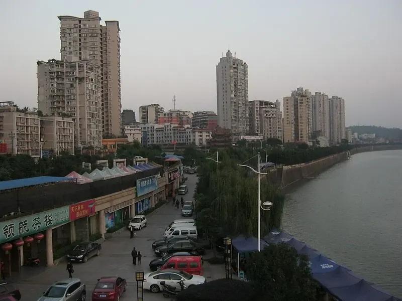 A riverside street scene in Neijiang (内江), photographed in October 2012.
