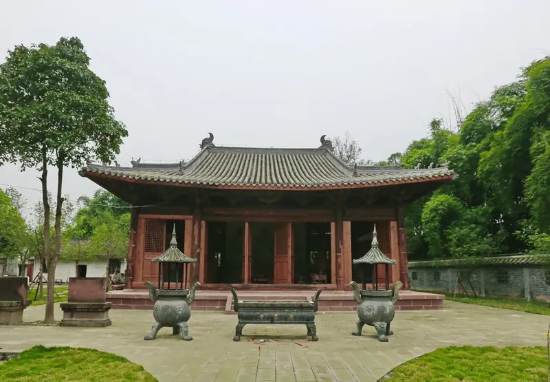 The courtyard and buildings of Bao'en Temple in Meishan (眉山报恩寺), photographed in November 2015.