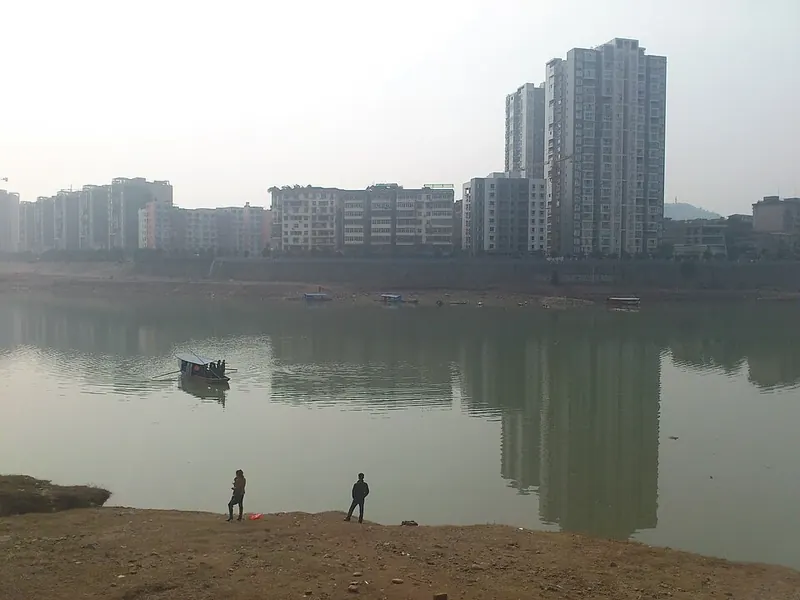 A riverside urban scene in Bazhong (巴中), photographed in January 2012.