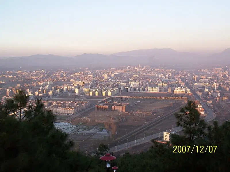 Zhaotong viewed from Fenghuang Mountain (昭通凤凰山), photographed in December 2007.