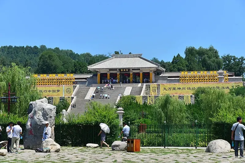 Xuanyuan Temple in Huangling County (黄陵县轩辕庙), within Yan'an, photographed in July 2014.
