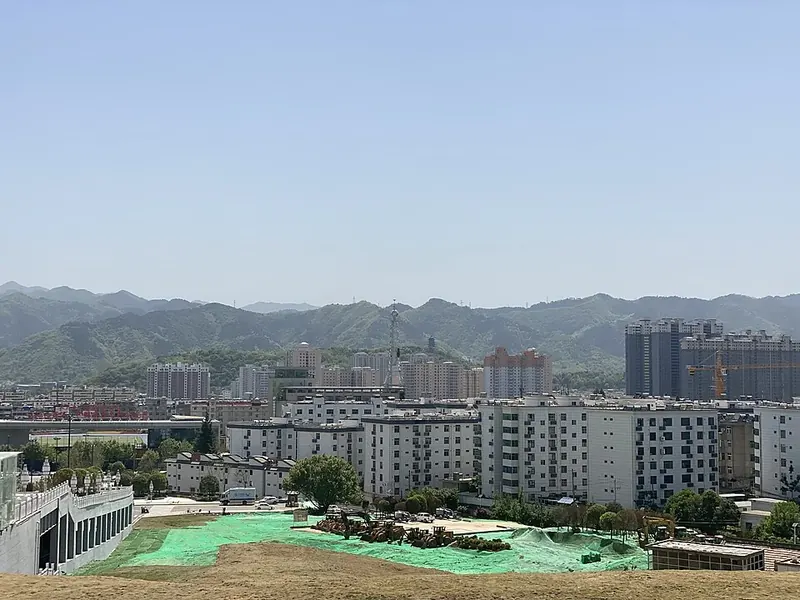 The urban skyline and surrounding hills of Shangluo (商洛), photographed in April 2023.