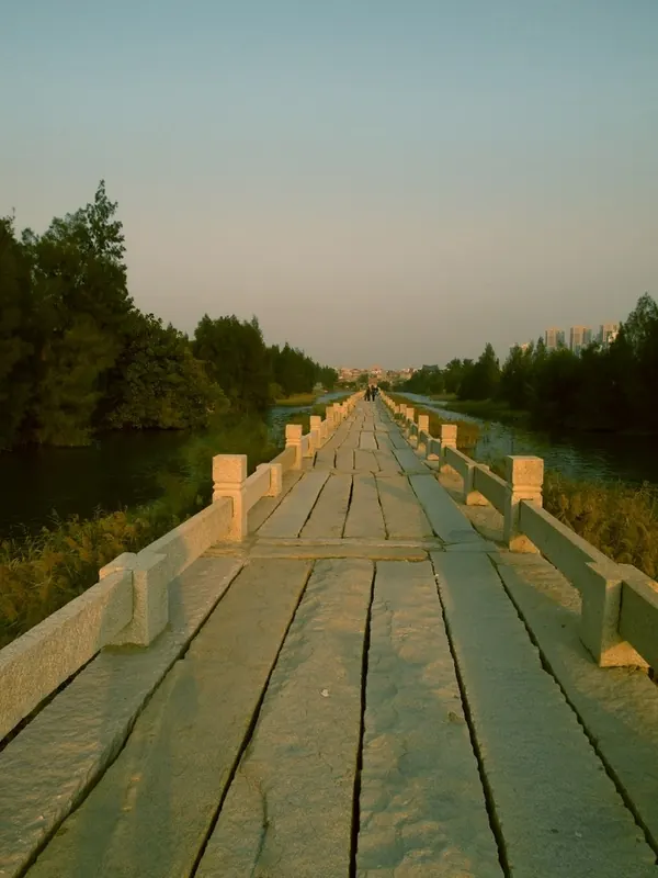 Stone deck and railings of Anping Bridge · 安平桥