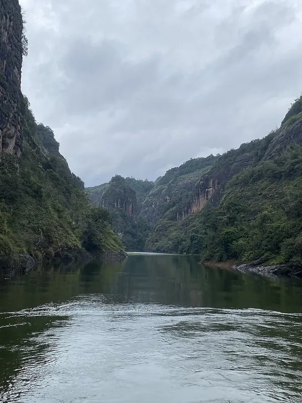 A narrow gorge on Dajin Lake.