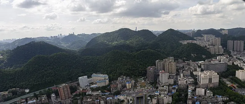 Qianling Mountain Park and its urban setting · 黔灵山