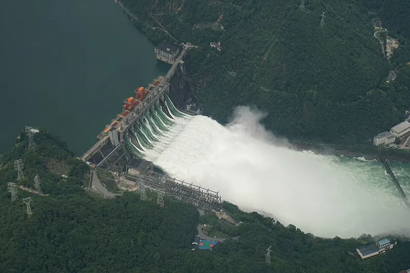 Xinan River Dam releasing water in 2020 · 新安江水电站