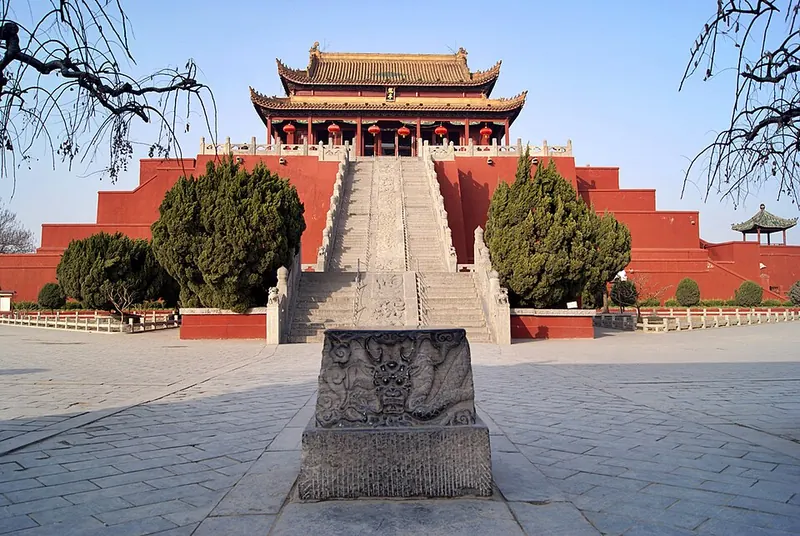 Dragon Pavilion and its ceremonial stairway, Kaifeng · 龙亭