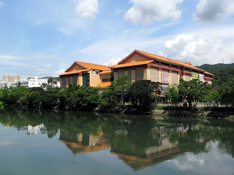 Hong Kong Heritage Museum beside the water in Sha Tin · 香港文化博物馆