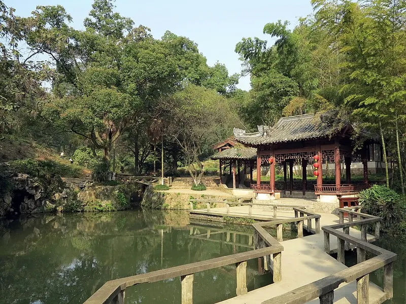 Pond and pavilion in Longzhong Scenic Area, Xiangyang · 古隆中