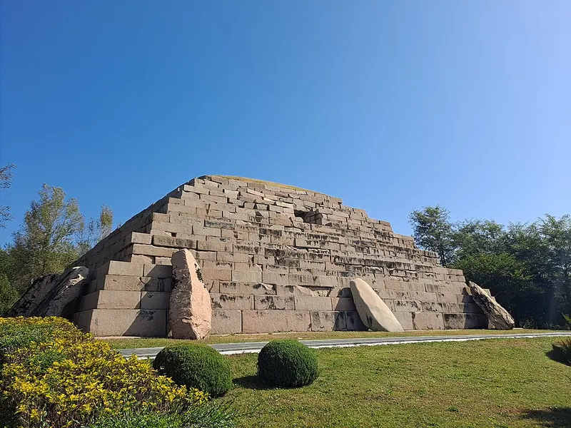 The General's Tomb in Ji'an, part of the Koguryo capitals and tombs heritage site · 集安将军坟