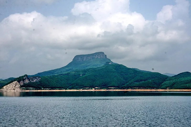 Wunu Mountain viewed across Huanlong Lake · 五女山