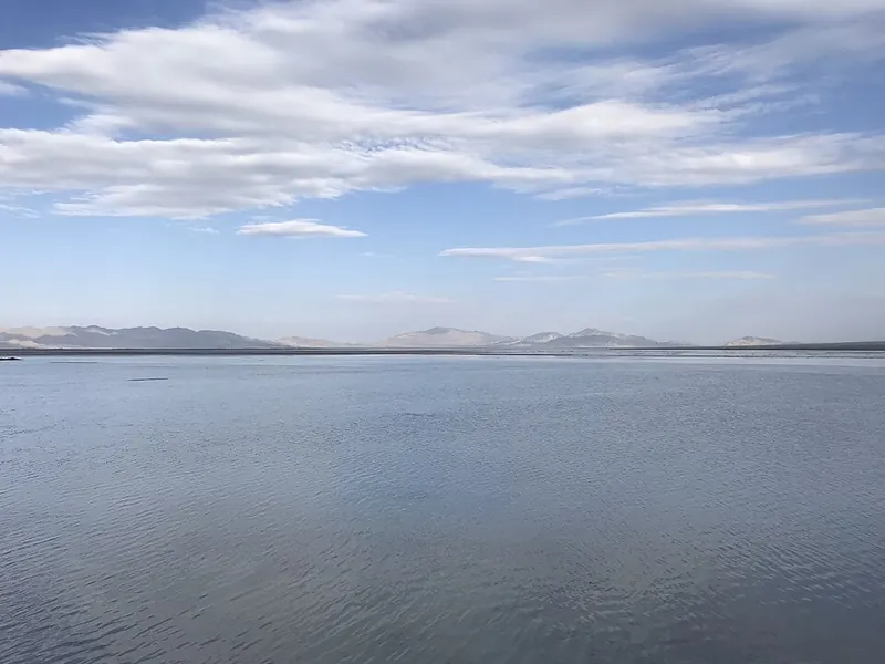 Dachaidan Lake and its mountain backdrop.