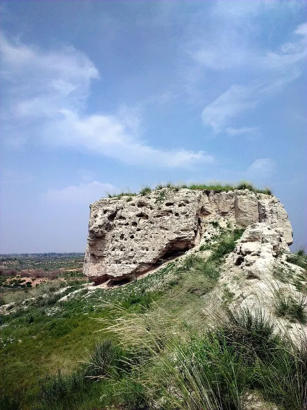 Surviving earthen wall at Tongwancheng.