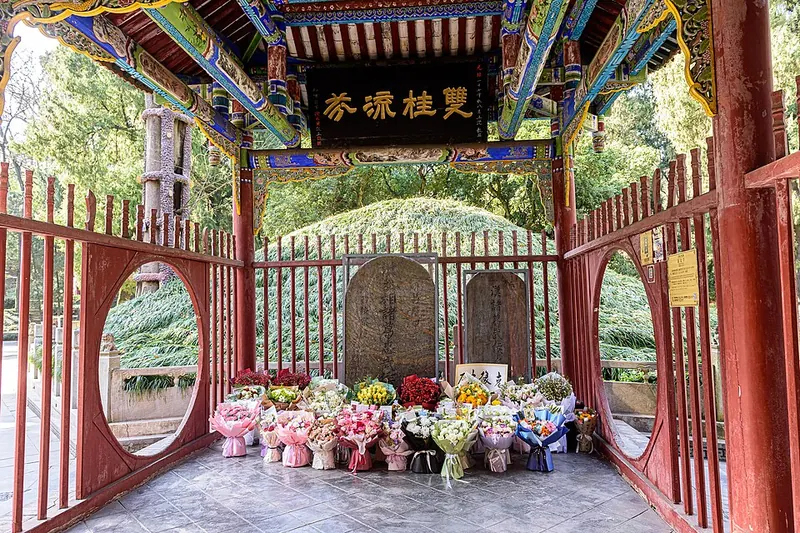 Tomb pavilion and stele at Wuhou Tomb · 武侯墓